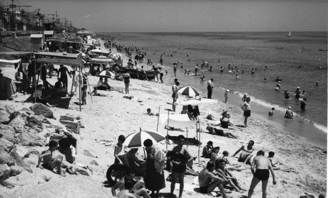 Vista de la platja del Masnou plena de banyistes