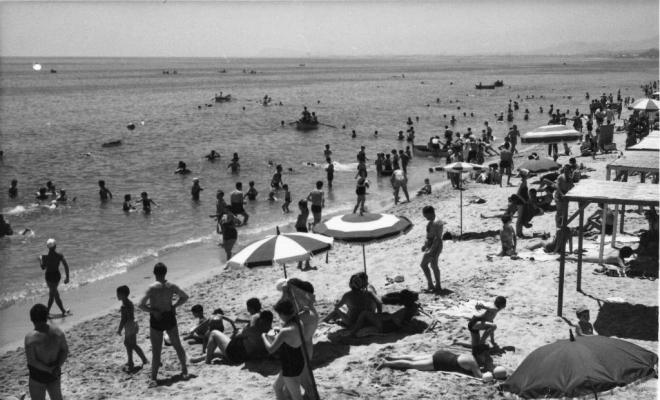 Vista de la platja del Masnou plena de banyistes