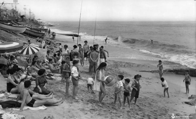 Banyistes a la platja del Masnou