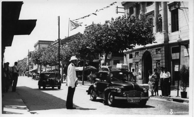 Policia municipal dirigint el trànsit davant l'Ajuntament