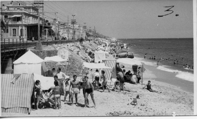 Banyistes i tendals a la platja