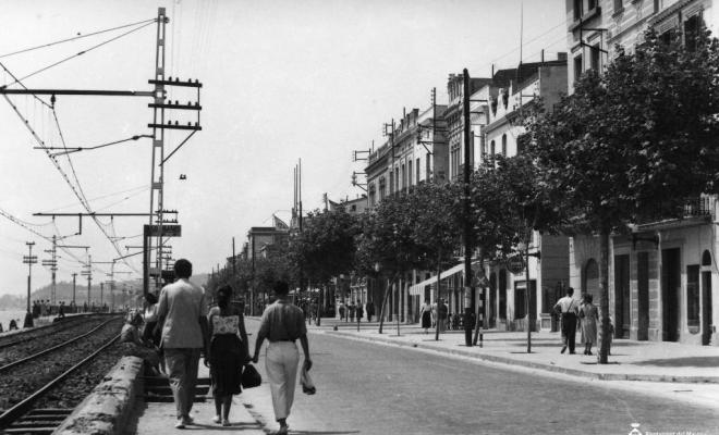 Gent passejant pel Camí Ral