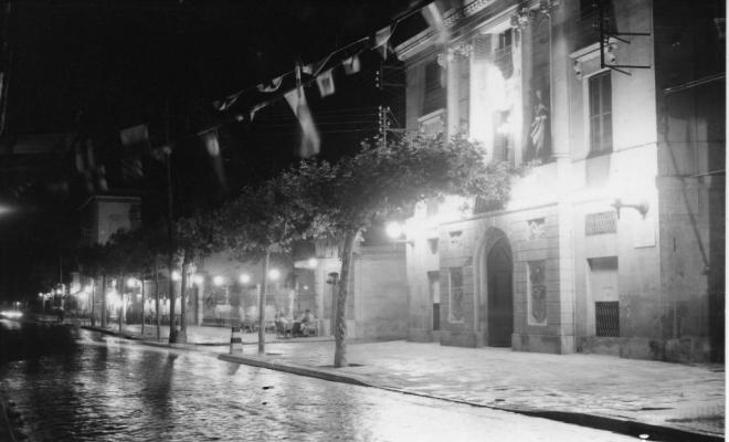Vista nocturna de l'Ajuntament i el Casino