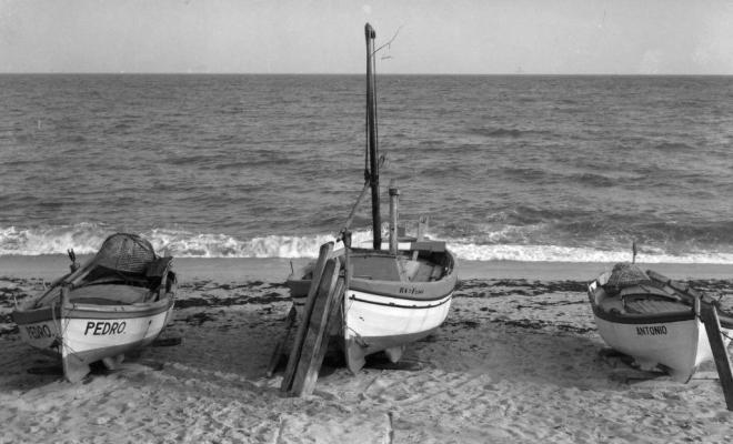 Barques de pesca varades a la platja del Masnou