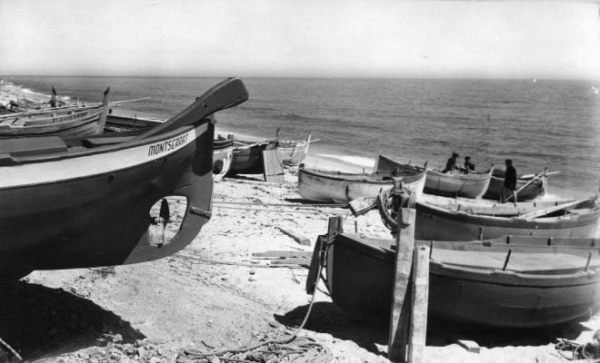 Barques de pesca varades a la platja del Masnou