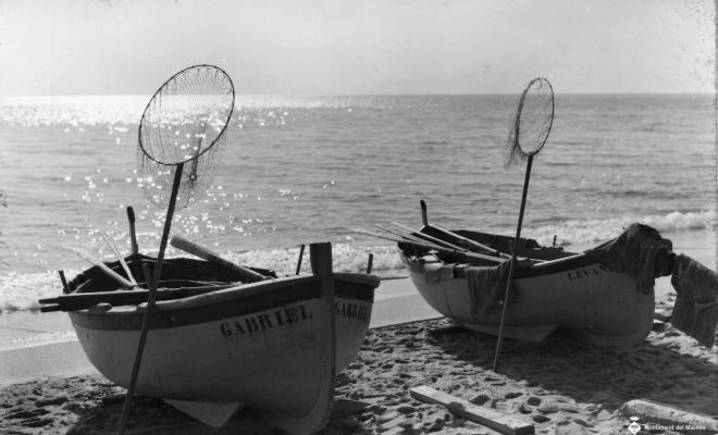 Barques de pesca varades a la platja del Masnou