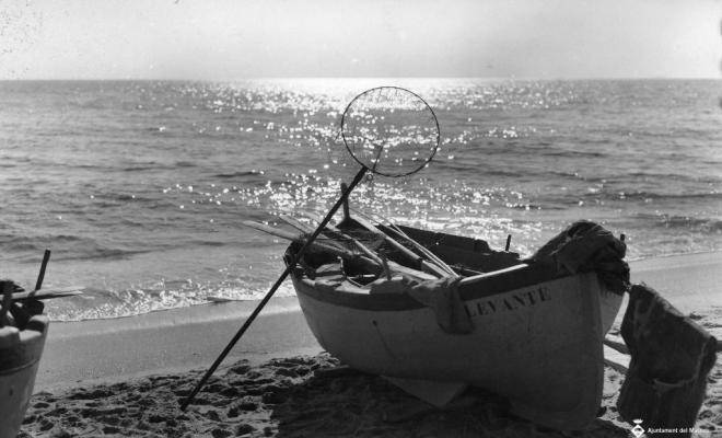 Barca de pesca varada a la platja del Masnou