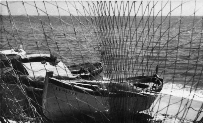 Barques de pesca varades a la platja del Masnou a través de la xarxa d'un salabret
