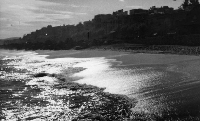 Onades trencant a la vora del mar a la platja del Masnou