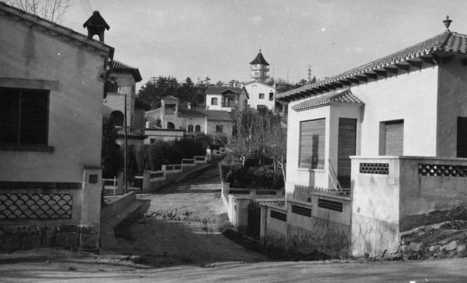 Carrer de Carme de Califòrnia amb la Torre Xina al fons