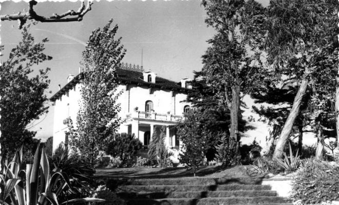 Façana i jardins de l'alberg