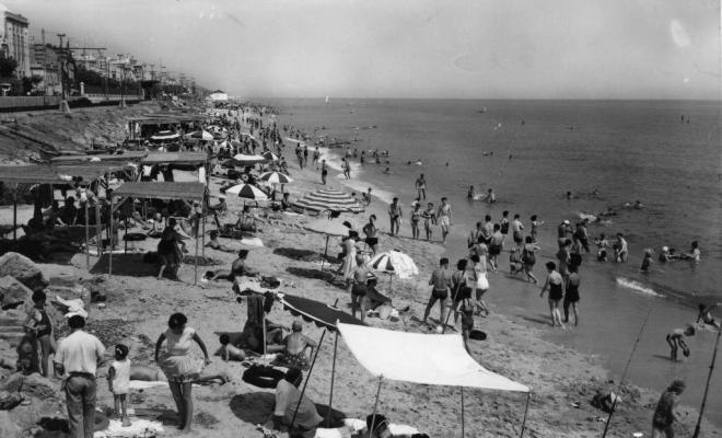 Vista de la platja del Masnou plena de banyistes