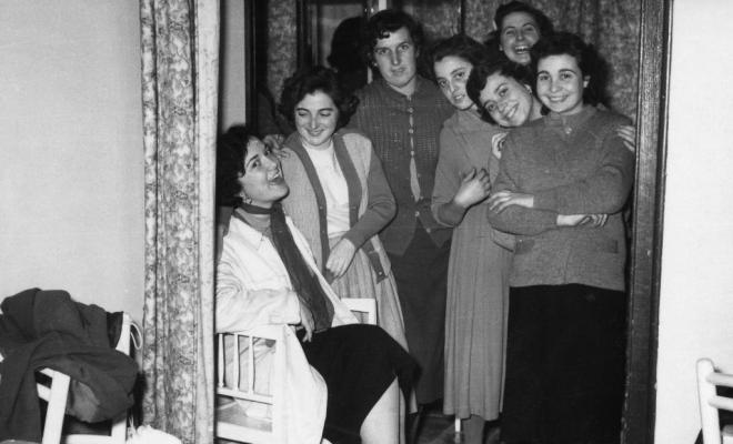 Grup d'alumnes de costura de Teresa Torres al taller