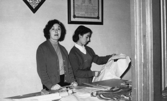 Dues alumnes de costura de Teresa Torres al taller del carrer de Sant Pere