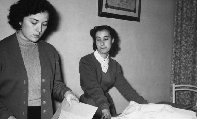 Dues alumnes de costura de Teresa Torres al taller del carrer de Sant Pere