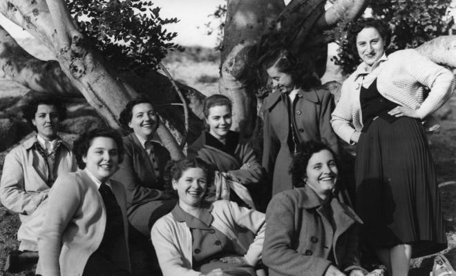 Alumnes de costura de Teresa Torres als peus del Pi de l'Indià