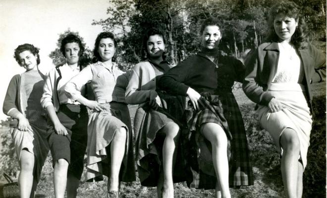 Alumnes de costura de Teresa Torres ensenyant les cames al Pi de l'Indià