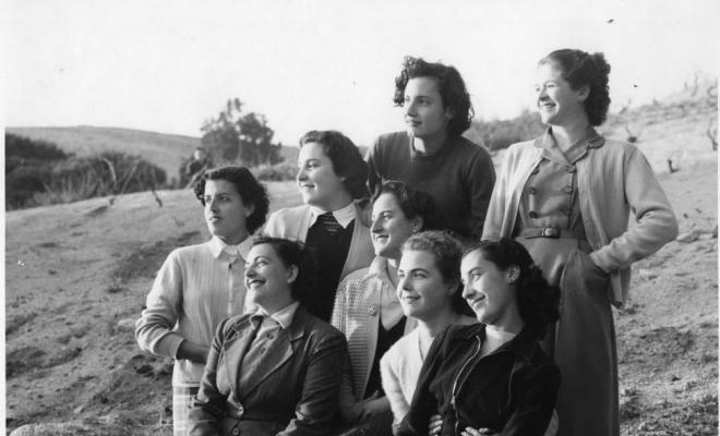 Retrat d'alumnes de costura de Teresa Torres durant una excursió al Pi de l'Indià