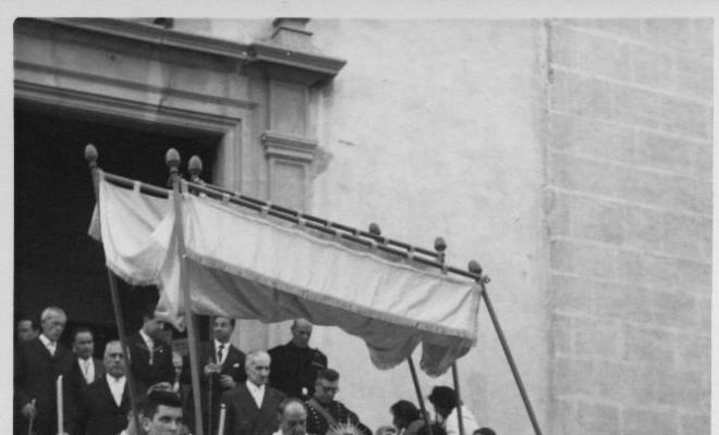 Pal·li baixant les escales de l'església durant la processó de Corpus