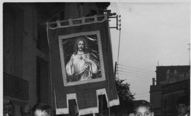 Nens vestits de mariners amb motiu de la primera comunió a la processó de Corpus