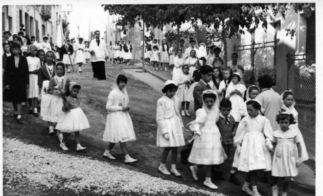 Nenes vestides de primera comunió participant a la processó de Corpus