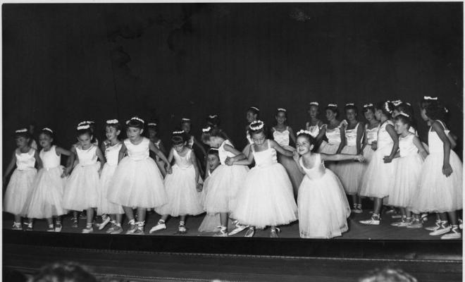 Nenes vestides de ballarines fent una representació al teatre de la Calàndria