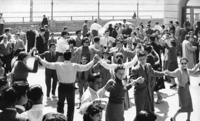 Ballada de sardanes a la plaça de la Llibertat