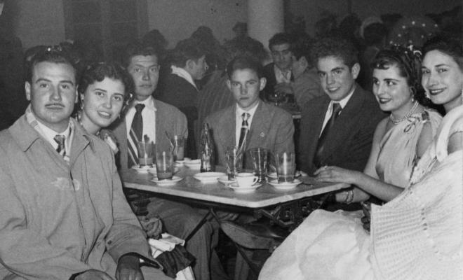 Grup de joves al voltant d'una taula de bar