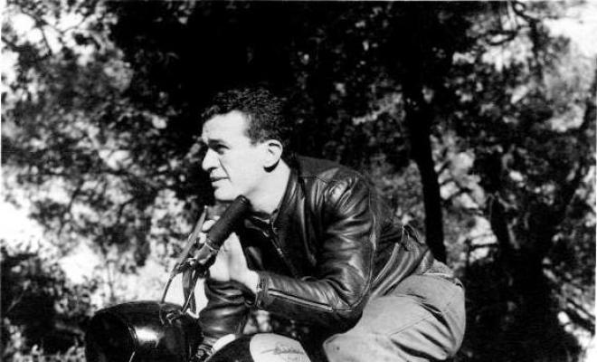 Un home pujat en una motocicleta