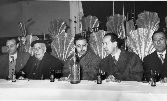 L'alcalde Salazar i altres homes fent el vermut
