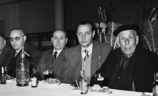 Grup d'homes fent el vermut