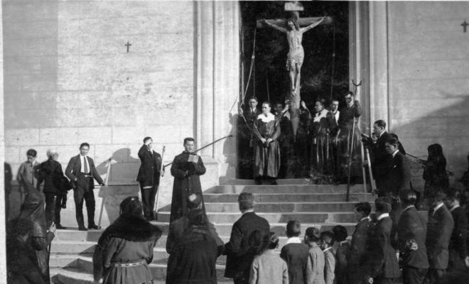Processó Divendres Sant sortint de l'església de Sant Pere