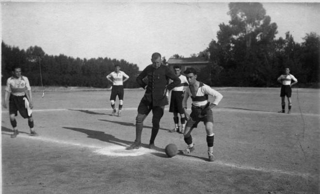 Partit de futbol amb àrbitre