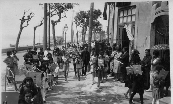 Processó de Corpus entrant al carrer de Josep Llimona