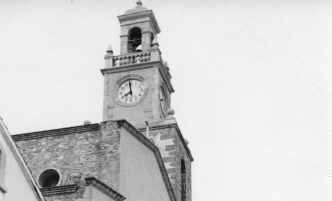 Processó de Setmana Santa davant l'església