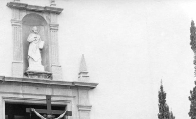 Processó de Setmana Santa a les escales de l'església