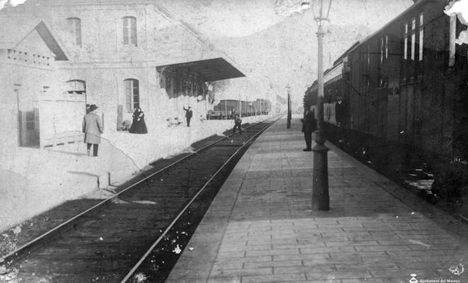 Estació de tren del Masnou amb un tren aturat