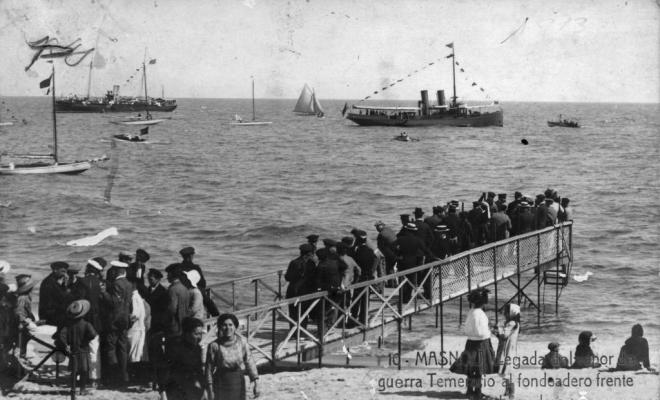 10 Masnou. Llegada del vapor de guerra Temerario al fondeadero frente el embarcadero