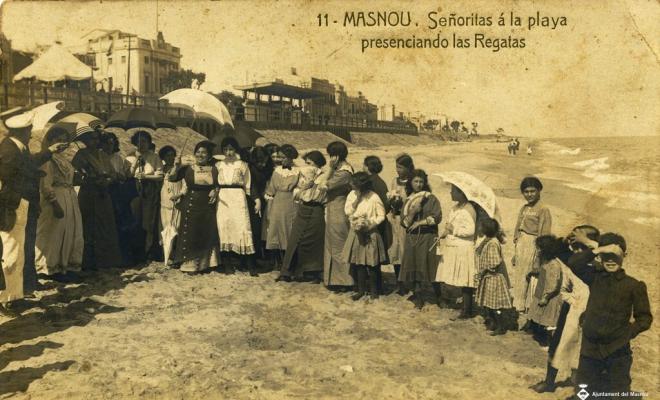 11 Masnou. Señoritas a la playa presenciando las regatas