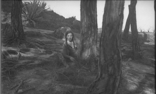 Retrat d'una noia en un bosc