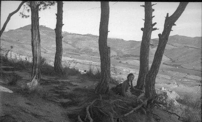 Retrat d'una noia en un bosc