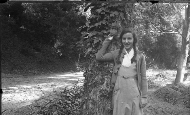 Retrat d'una noia en un bosc