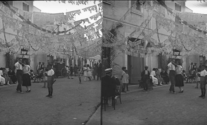 Ball al carrer durant la Festa Major