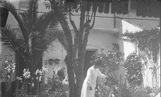Dona en un jardí d'una casa