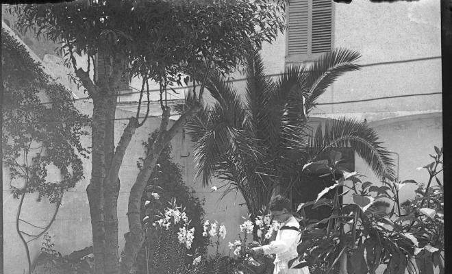 Retrat d'una dona en un jardí d'una casa
