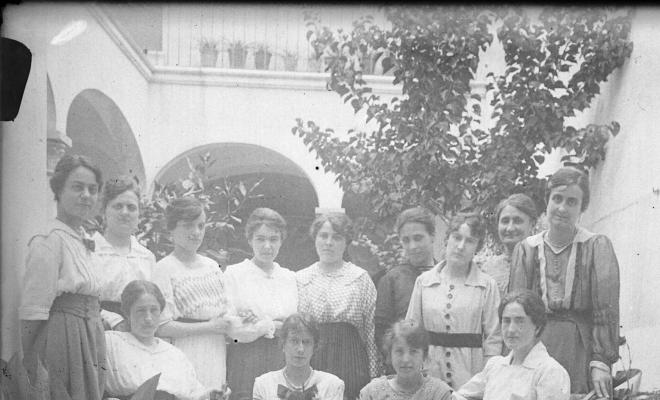 Grup de dones en un jardí