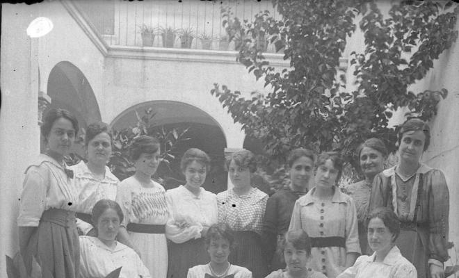 Grup de dones en un jardí