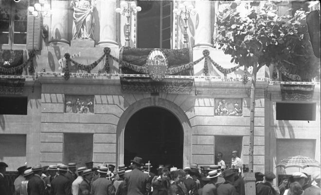 Gent davant l'Ajuntament