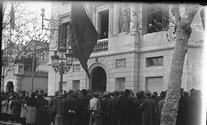 Alcalde al balcó de l'ajuntament
