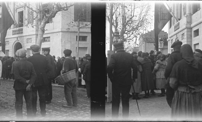 Alcalde al balcó de l'ajuntament